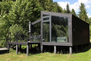 Lüks oteldeki ormanın yakınındaki ahşap kulübe.