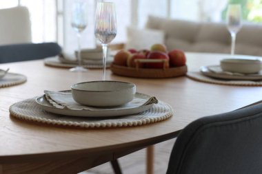 Yemek odasında güzel bir masa, sandalyeler ve dekor, yakın çekim. İç tasarım