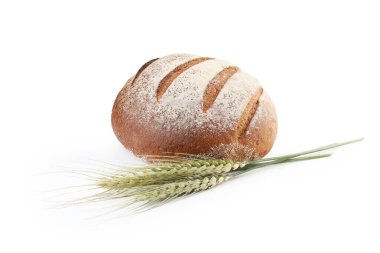 Taze ekmek ve yeşil buğday başakları beyaz üzerine izole edilmiş.