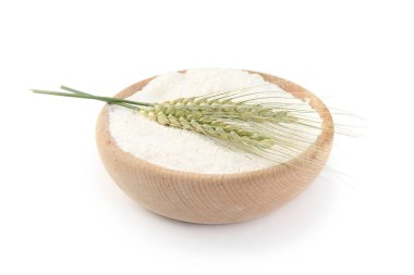 Kâsede un ve beyaz üzerine izole edilmiş yeşil buğday başakları.