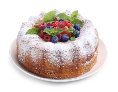 Beyaz üzerine izole edilmiş toz şeker ve böğürtlenli Lezzetli Bundt keki