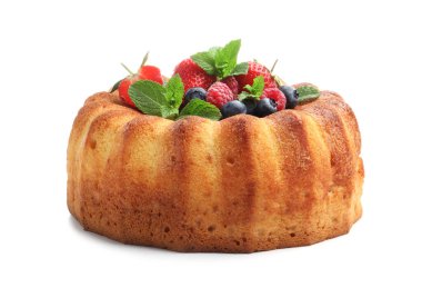 Lezzetli meyveli kek, beyaz üzerine izole edilmiş.