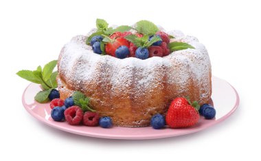 Beyaz üzerine izole edilmiş toz şeker ve böğürtlenli Lezzetli Bundt keki