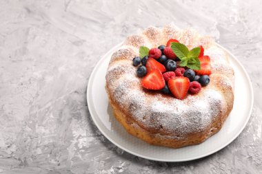 Gri desenli masada pudra şekeri ve böğürtlenli Lezzetli kek, metin için yer