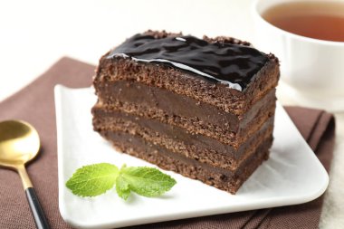 Nane ve kaşıkla servis edilen çikolatalı pasta, yakın plan.