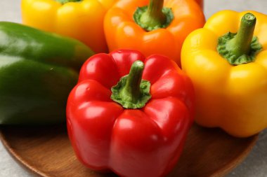 Masada taze dolmalık biberler, yakın plan.