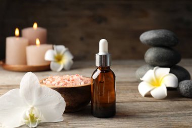 Kozmetik ürünleri ve spa taşlarıyla ahşap masa, yakın çekim.