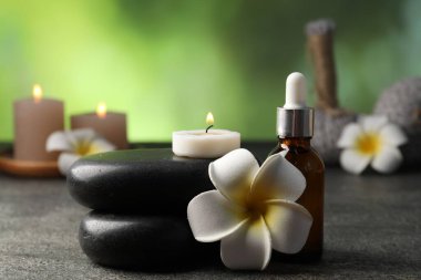 Gri masadaki spa taşlı kompozisyon, yakın plan.