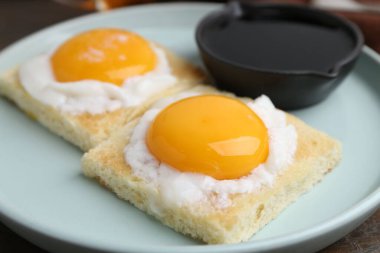 Lezzetli kaya tostları ve yarım haşlanmış yumurtalar, yakın plan. Geleneksel Asya kahvaltısı