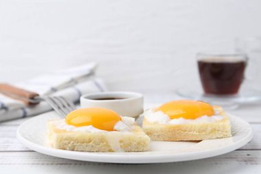 Lezzetli kaya tostları, yarım haşlanmış yumurtalar, beyaz ahşap masada servis ediliyor, yakın plan. Geleneksel Asya kahvaltısı