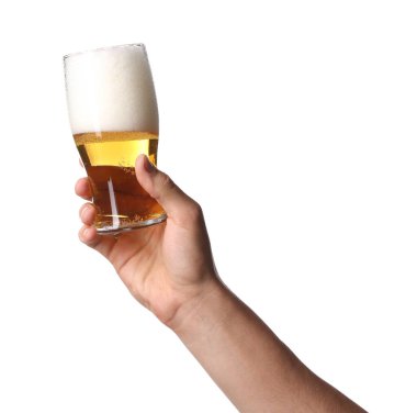 Beyaz arka planda lezzetli bira bardağı olan adam, yakın plan.