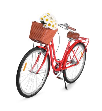Beyaz üzerinde izole edilmiş bir sepet güzel çiçekli bisiklet.