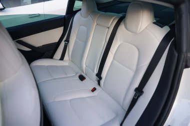 Koltukları ve emniyet kemerleri olan modern araba içi, dışarıdan görüş