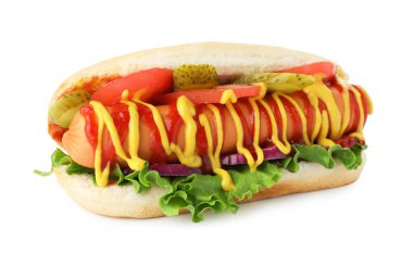 Lezzetli sosisli, domates, turşu, marul, soğan, ketçap ve hardal beyaz üzerine izole edilmiş.