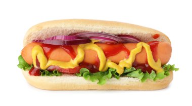 Lezzetli sosisli, domates, soğan, marul, ketçap ve hardal beyaz üzerine izole edilmiş.