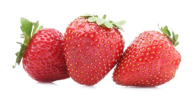 Beyaza izole edilmiş taze çilekler. Mevsimlik meyveler