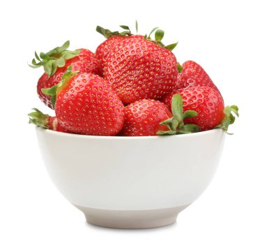 Beyaz kasede taze çilekler izole edilmiş.