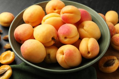 Masadaki taze kayısılar, yakın plan.