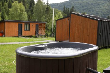 Lüks dağlarda sıcak suyla dolu bir küvet