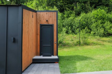 Dağlarda lüks bir tatil köyünde güzel bir bina