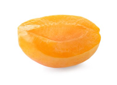 Taze olgun kayısıların yarısı beyaza izole edilmiş.