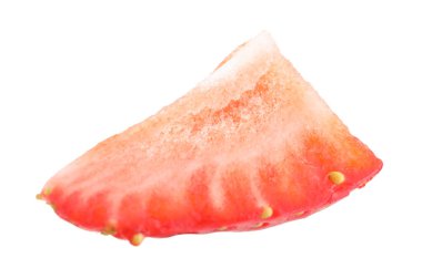 Bir parça taze çilek beyaza izole edilmiş.