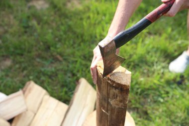 Yakacak odunları balta ile kesen adam, yakın plan. Metin için boşluk