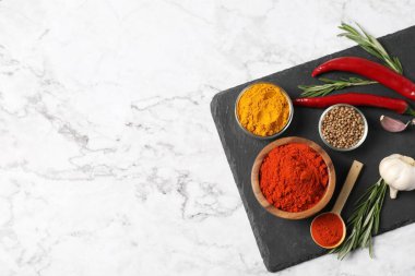 Beyaz mermer masada farklı aromatik baharatlar var. Metin için boşluk
