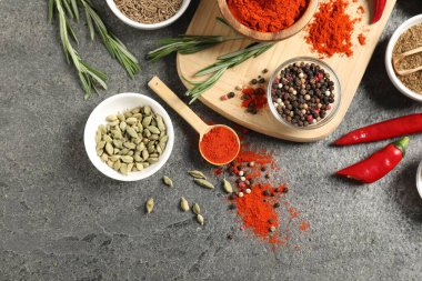 Gri masada farklı aromatik baharatlar var.