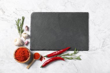 Farklı aromatik baharatlar ve beyaz mermer masa üzerindeki tahta düz. Metin için boşluk