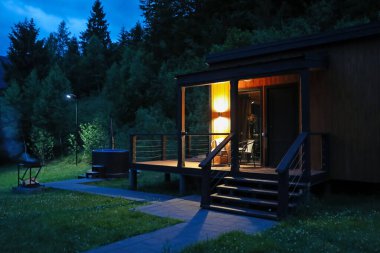 Geceleri dağlardaki lüks otelin resimli görüntüsü.