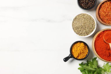 Beyaz mermer masada farklı aromatik baharatlar var. Metin için boşluk