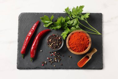 Beyaz mermer masa üzerinde farklı aromatik baharatlar, üst görünüm