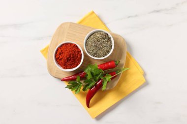 Beyaz mermer masa üzerinde farklı aromatik baharatlar, üst görünüm