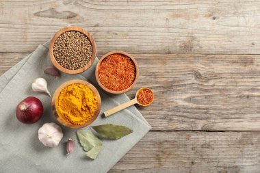 Tahta masada farklı aromatik baharatlar var. Metin için boşluk