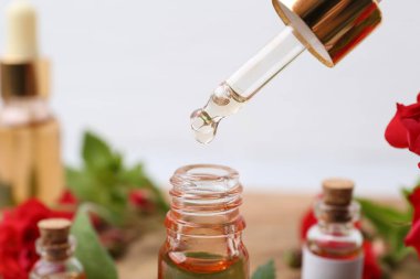 Bulanık arkaplanda şişeye yağ damlatılıyor. Yakın plan.