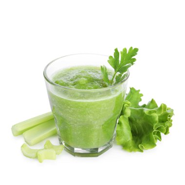 Süper yemek. Bardakta leziz bir içecek ve beyaza izole edilmiş malzemeler.