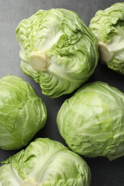 Taze yeşil lahanalar gri masada, düz yatıyordu.