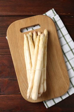 Ahşap masada çiğ kuşkonmaz mızrakları, üst manzara.