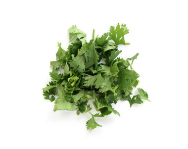 Taze kişniş filizi yığını beyaz, üst manzara izole edilmiş.