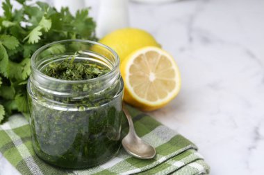 Kişniş soslu ve limonlu beyaz mermer masa, yakın plan. Metin için boşluk