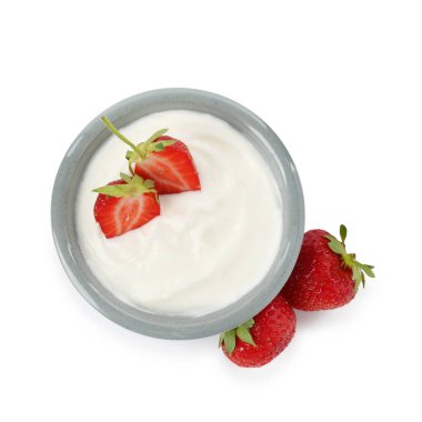 Çilekli lezzetli yoğurt, beyaz kasede izole edilmiş, üst manzara.