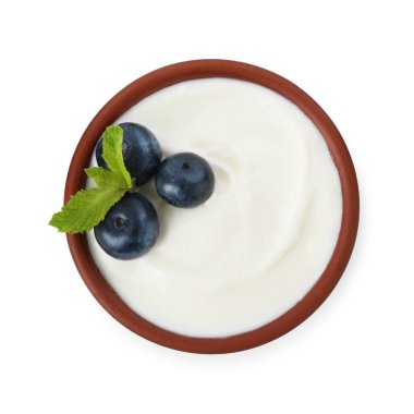 Lezzetli yoğurt, yaban mersinli ve nane şekerli. Beyazlar içinde izole edilmiş.