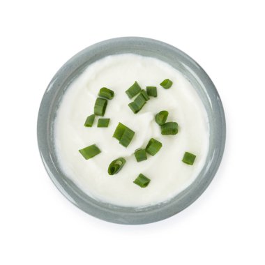 Taze soğanlı lezzetli yoğurt, beyaz tenli, üst manzaralı.