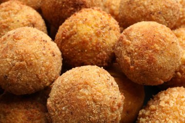 Arka plan olarak lezzetli kızarmış köfteler, yakın plan.