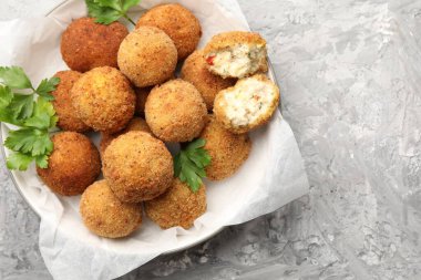 Gri desenli masada maydanozlu kızarmış kroket topları.