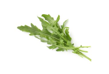 Taze yeşil roka yaprakları beyazın üstünde, manzaranın üstünde izole.