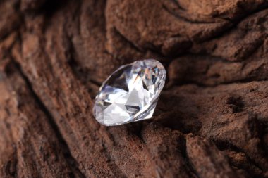 Tahtanın üzerinde güzel parlak bir elmas, yakın plan.