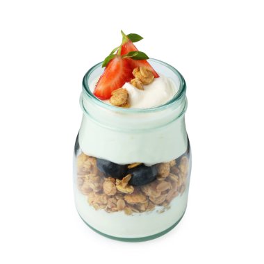 Tahıllı yoğurt ve cam kavanozda yalıtılmış böğürtlen.