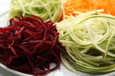 Farklı sebzeli erişteler, yakın plan. Vejetaryen yemeği.